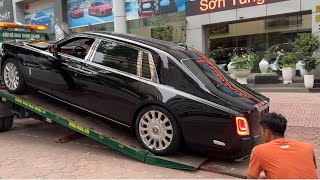 The new RollsRoyce Phantom VIII has difficulty getting off the transport vehicle [upl. by Yruama]