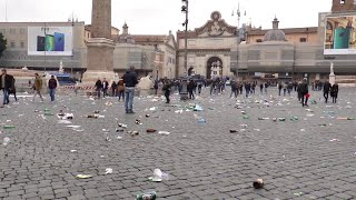 LazioEintracht rifiuti e bottiglie piazza del Popolo dopo il passaggio dei tifosi tedeschi [upl. by Anived]