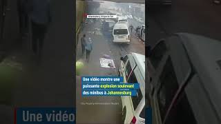 Une vidéo montre une puissante explosion soulevant des minibus à Johannesburg  VOA Afrique [upl. by Nuahsel713]