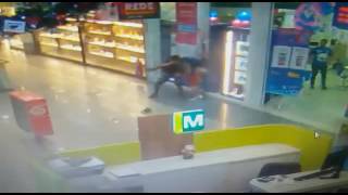 Vídeo mostra cliente lutando com ladrão dentro de Shopping [upl. by Rombert]