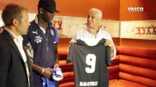 Dinamite entrega camisa do Vasco a Balotelli [upl. by Drofhsa]