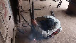 Making A Single Iron Bed  Charpai Banany Ka Tarika  Munir Ahmad Welder [upl. by Elleinahc]