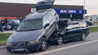 Volvo Crash Volvo XC70 vs Volvo V70 DDrive [upl. by Arihas]