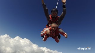 Parachute springen boven Texel [upl. by Blanding]