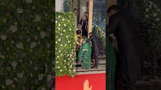 Sussanne Khan fall from stairs At Anshul Garg amp Amul Mohan Diwali Celebration bollywood [upl. by Akoek]