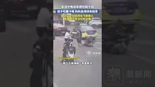 孩子吃糖卡喉呼吸困難 媽媽急得在車流中拼命拍孩子背部 路過公交司機果斷停車救人 用海姆立克法化險為夷 [upl. by Annirak]