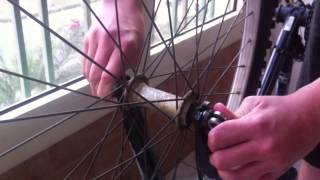 Démonter la roue dun vélo  astuces pour réparation de vélo [upl. by Eniluqcaj]