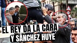 El REY pone el pecho en la brecha y da la cara mientras SÁNCHEZ escurre el bulto y huye despavorido [upl. by Gherardi]