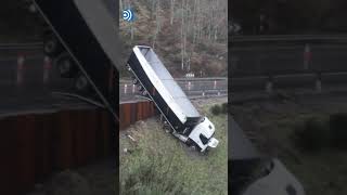 Un camión trailer queda colgando en una pendiente en la NIV en Lugo después de un accidente [upl. by Adiuqal]