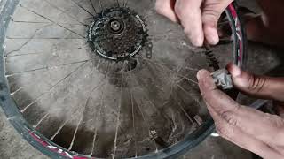 pano magbaklas ng sprocket at quick release axle ng mountain bike [upl. by Pinzler768]