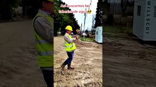 buscando agua de tuberías con las varillas de radiestesias shorts fypシ゚viral pozos construction [upl. by Daffy]