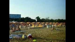 Lignano Sabbiadoro  Lignano Pineta Strand in Hochsaison [upl. by Barris]