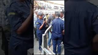 Kamukunji traders confront Nairobi County askaris with RutoMustGo chants [upl. by Call]