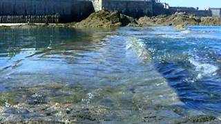 Grande Marée SaintMalo  Marée Descendante au Fort National [upl. by Aihceyt536]