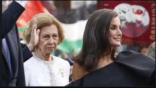 El gesto totalmente inesperado de Letizia con la reina Sofía en los Premios Princesa de Asturias [upl. by Vola]