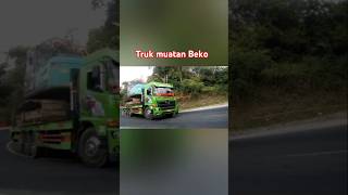 Truk Hino muat Beko excavator [upl. by Airdnna190]