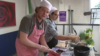 Koken met Oskar  Rode bieten risotto [upl. by Reppiks]