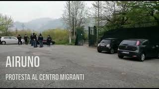 LECCONOTIZIE  Airuno la protesta dei migranti quotsenza mascherinequot [upl. by Ahsii]