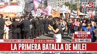 Incidentes en Plaza Congreso entre policías y manifestantes [upl. by Niu]