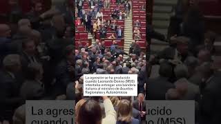 ITALIA  BATALLA campal en el PARLAMENTO entre diputados de la Liga y del Movimiento 5 Estrellas [upl. by Nahtahoj]