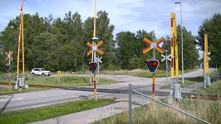 Spoorwegovergang Linköping S  Railroad crossing  Järnvägsövergång [upl. by Secnirp]