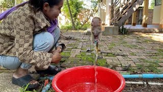 Tiniest ATong Sit On Water Flow In Bathtub ChitChatting With Mom [upl. by Farah453]