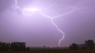 Orages à la chaîne Série  Orages particuliers [upl. by Nosam]