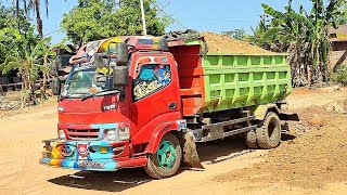 Dump Truk Tanah Toyota Dyna Jomplang Full Muatan Tanah Timbunan [upl. by Gastineau36]