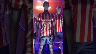 Presentación del nuevo jersey de las Chivas Puma PumaMéxico Chivas [upl. by Bozuwa487]