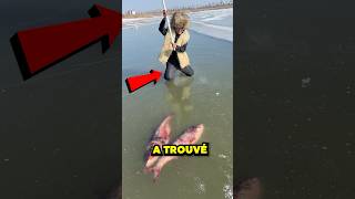 Ce garçon a trouvé du poisson congelé dans la glace 😨 [upl. by Aneelehs]