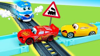 Saetta McQueen giocattolo cade in trappola sulla ferrovia Giochi per bambini con le macchine [upl. by Cati]