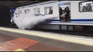 ¡Que son chavales Disparando un extintor a unos grafiteros en metro de Madrid [upl. by Urbas]