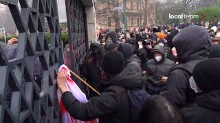 Torino incidenti al corteo degli studenti scontri sotto la sede Confindustria [upl. by Amyas]