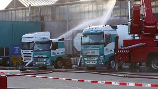 De brandweer probeerde de tankwagen te koelen met gebruik van een hoogwerker en een waterscherm [upl. by Sitoel265]