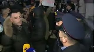 “Le të më vrasin” Arkimed Lushaj ulëret në protestë para ministrisë për Klodianin [upl. by Ananna719]