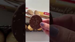 LOACKER SNOWFLAKES MILK CHOCOLATE COOKIES BISCUITS GRAN PASTICCERIA SNACK TASTE TEST ASMR MUKBANG [upl. by Wartow]