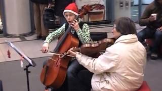 4 Straßenmusik 10jähriger Junge  Passantin spielen und singen Weihnachtslieder Cello Geige [upl. by Noraj536]