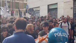 Torino scontri tra manifestanti e forze dellordine al corteo contro Giorgia Meloni [upl. by Noyad956]