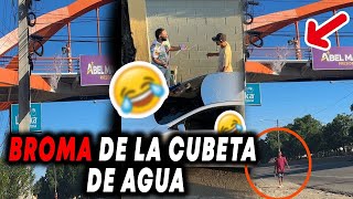 TIRANDOLE CUBETA DE AGUA A LAS PERSONA EN LA CALLE BROMA [upl. by Lower]