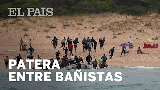 Así llegaron unas 50 personas en patera a una playa de Tarifa  España [upl. by Llehcor]