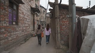 Chinas Urban Village Walk I got lost in these narrow alleys Huayan Village华岩村 Chongqing・4K [upl. by Ikkir]