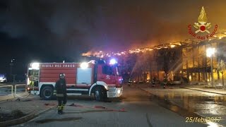 Vigili del Fuoco  Oderzo TV  Incendio al Centro Commerciale quotParco Stellaquot  wwwHTOtv [upl. by Lyckman67]