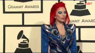 Lady Gaga arrive Grammy´s Award 58th Red Carpet 2016 look David Bowie [upl. by Eberhart]