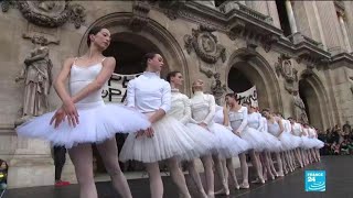 Grève  les danseuses de l’Opéra de Paris se produisent dans la rue pour défendre leurs droits [upl. by Erdnua252]