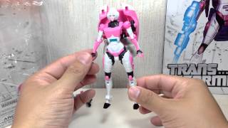 Arcee Transformers Generations IDW Deluxe Review [upl. by Gothurd]