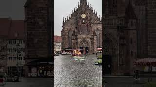 Ein flackerndes ￼Licht vor der Frauenkirche Nürnberg ￼ [upl. by Bobinette]