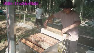 How does the Roller Uncapper work in the beekeeping [upl. by Dnomrej330]