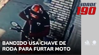 Bandido usa chave de roda para destravar moto e furta veículo enquanto dono almoça  Cidade 190 [upl. by Nwahsak674]