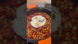 Guiso de garbanzos con chorizo huevo frito y ají [upl. by Wiltz]