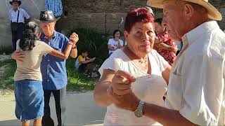 Mírala como anda Los Únicos de la Carranga tocando en La Piñuela [upl. by Barrow]